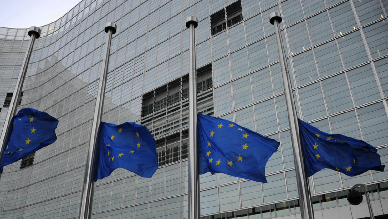 De vlaggen van de Europese Unie in Brussel hangen halfstok als eerbetoon aan Nelson Mandela. Beeld getty