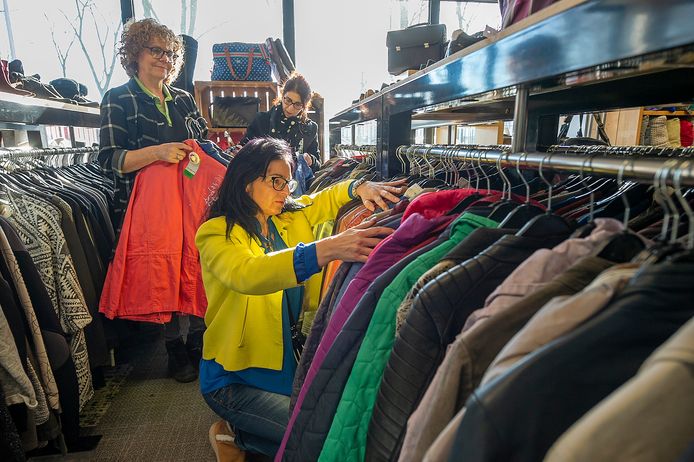 De Woensdrechtse Natallia Fesenko, medewerker van De Kringloper in Roosendaal, krijgt van alle kanten hulp aangeboden om de meest noodzakelijke spullen naar 'haar' Oekraïne te krijgen. ,,Hartverwarmend, zoals Nederland reageert."