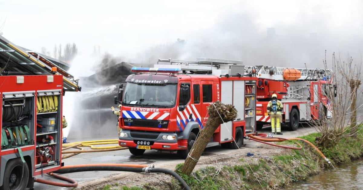 Bedrijfsschuur vliegt in brand tijdens koffiepauze ‘Ik heb nog geprobeerd zelf te blussen, maar dat 