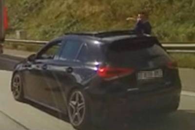 WATCH. Young man pulls off dangerous stunt on Antwerp Ring: dancing, he hangs half out of car