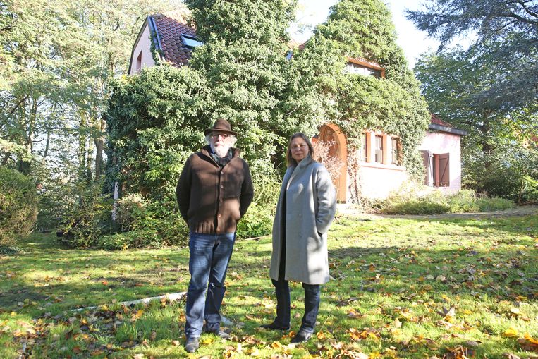 Hugo De Greef en Sigrid Bousset in de tuin van Herman Teirlinck-huis. Beeld Mozkito