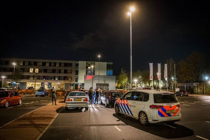 Zwaar vuurwerk onder een auto gegooid in Eindhoven.