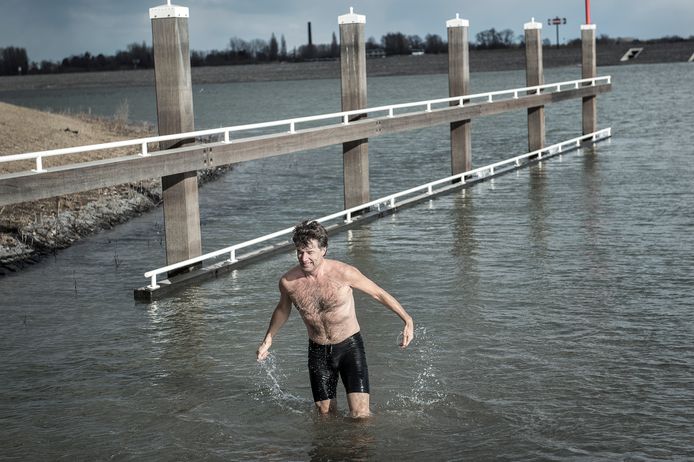 Harry Heijblok na afloop van een zwemrondje van drie minuten in de nevengeul.