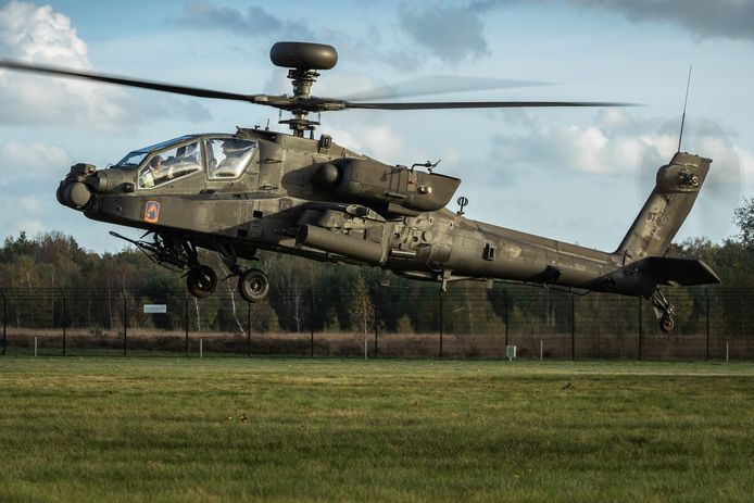 De heli's, type AH-64D, zijn uitgerust met wapens en kunnen gezien worden als vliegende tanks. De bol bovenop is een radar.