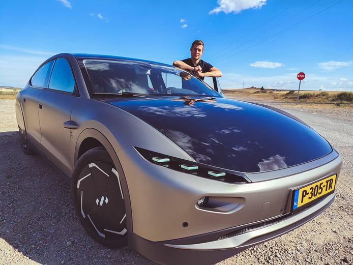 Onze journalist test de Lightyear 0, een wagen met vijf vierkante meter aan zonnecellen.