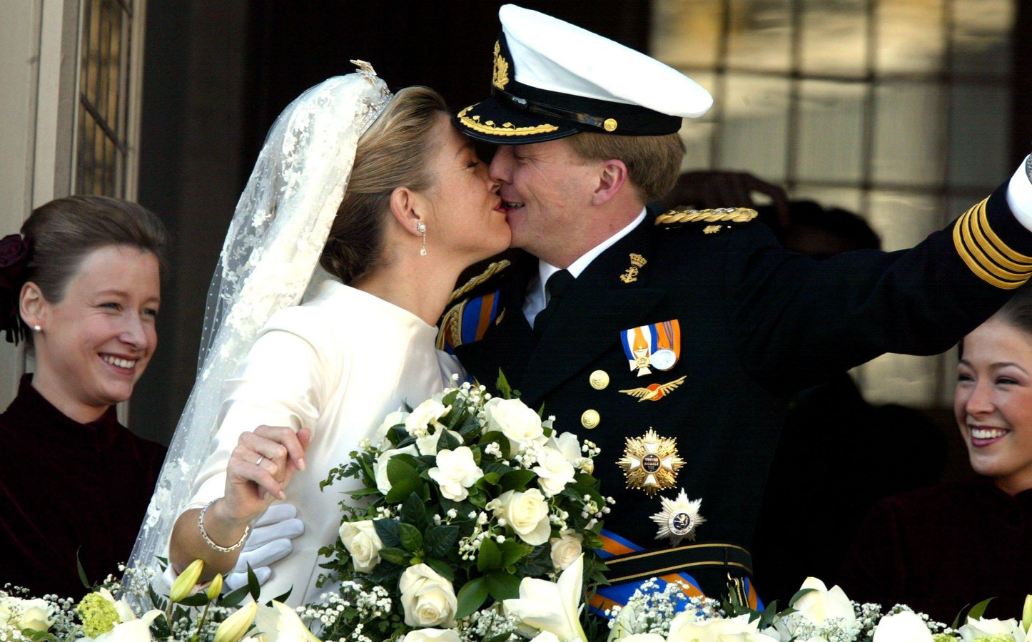 Maxima en Willem-Alexander kussen op het balkon van de NIeuwe Kerk na de inzegening van hun huwelijk in Amsterdam.