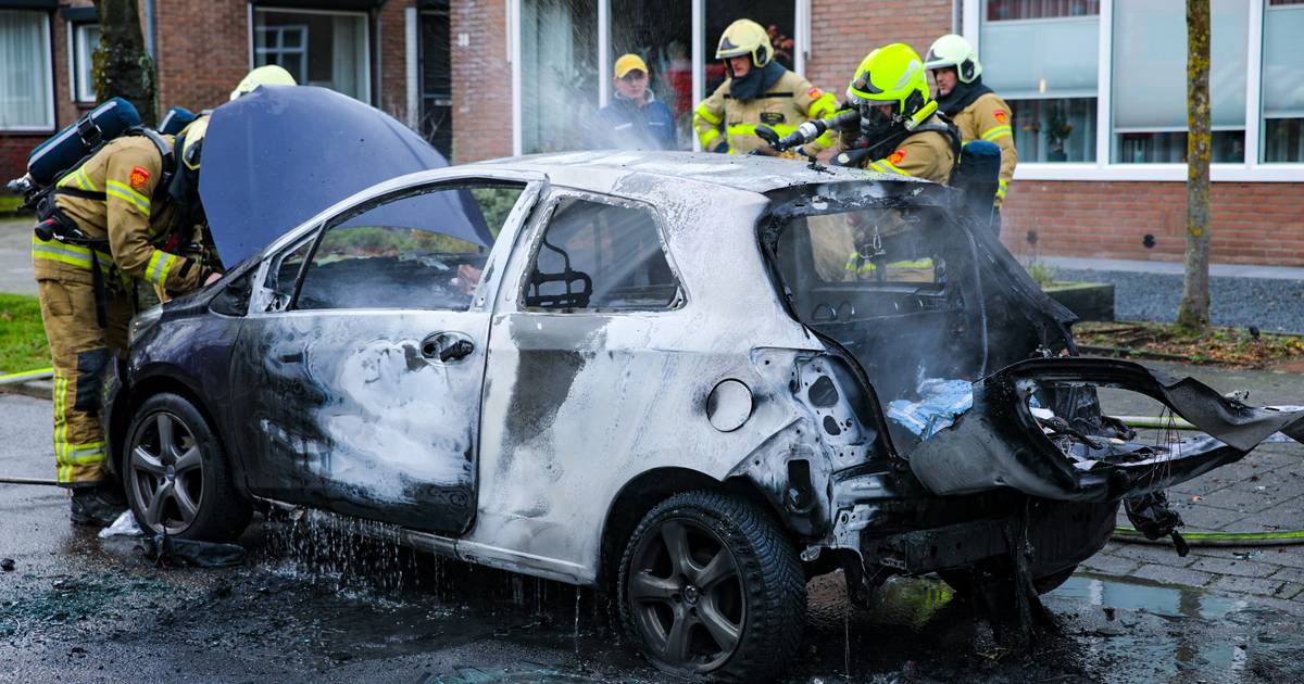Auto vliegt tijdens het rijden in brand in Ugchelen