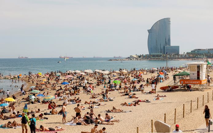 Het strand van La Barceloneta, in de Spaanse stad Barcelona.