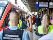Meer dan 190 boetes uitgeschreven tijdens actie tegen overlast op station Enschede: ‘Het is net of er wat ergs aan de hand was’
