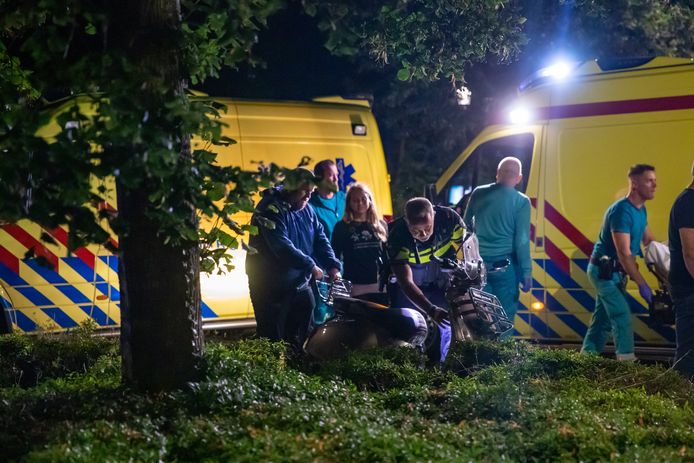 De persoon is met de ambulance naar het ziekenhuis vervoerd