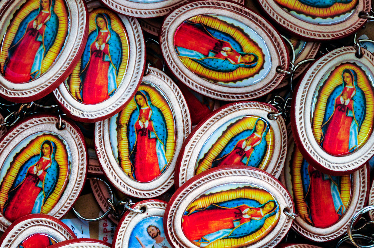 Medailles met Maria worden uitgereikt bij een katholieke kerk in San Antonio, Texas.  Beeld Getty Images