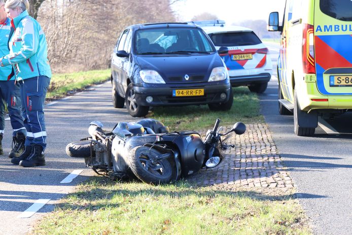Hulpverleners doen hun werk op de plek waar een scooterrijdster is gevallen en gewond is geraakt.