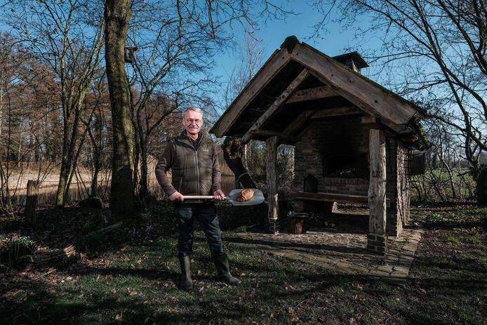 Dick Langwerden bij zijn zelfgemaakte oven.