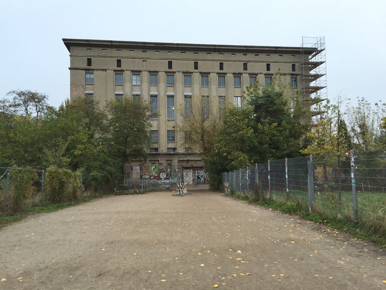 Technoclub Berghain in de wijk Friedrichshain-Kreuzberg in Berlijn: uithangbord van het clubtoerisme in de stad.  Beeld RV