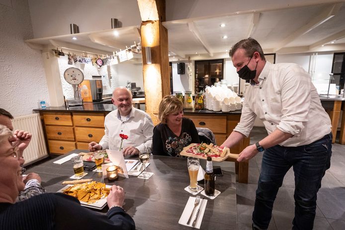 Mark Fox (rechts) ziet zijn gasten weer genieten van een avondje uit in zijn restaurant. Op zijn beurt geniet Fox ervan dat hij zijn gasten weer op hun wenken kan bedienen.