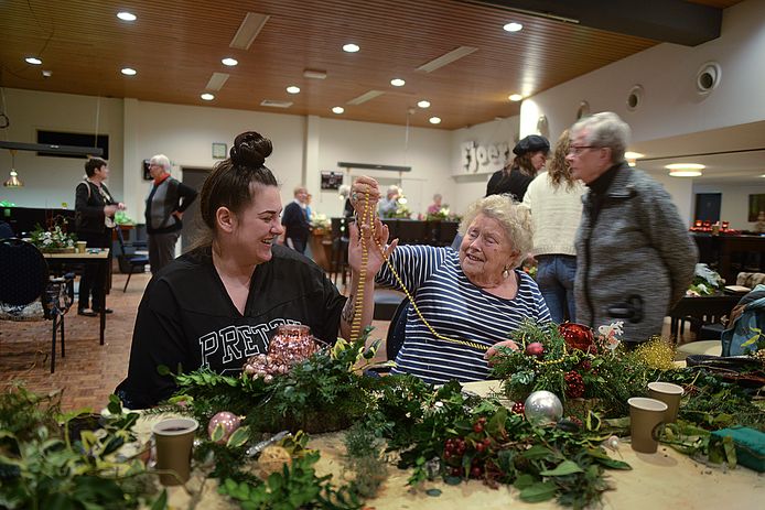 Shannen Visser en haar oma Ria Koers hebben een hoop lol samen tijdens het maken van hun kerststukje