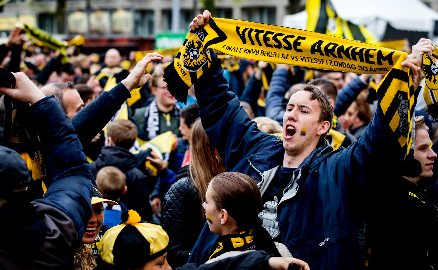 Afkorting Beschuldigingen ramp Vitesse door duizenden fans gehuldigd in Arnhem | Foto | tubantia.nl