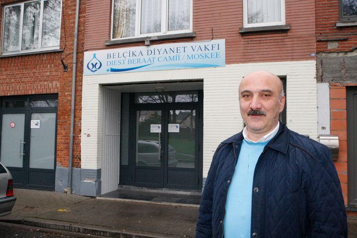 Voorzitter Zeki Baytemur bij de moskee in Diest.