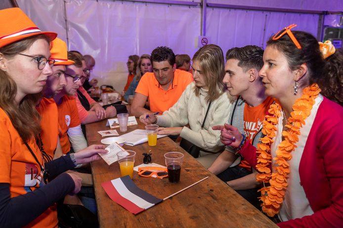Oranje was alom aanwezig tijdens de Astense dorpsquiz.