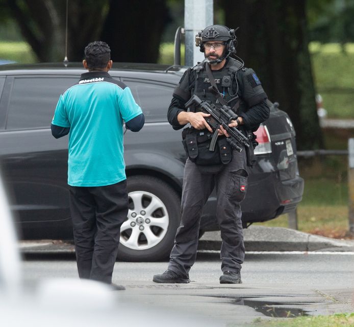 Toegesnelde zwaar bewapende agent na de aanslag op een moskee in Christchurch.