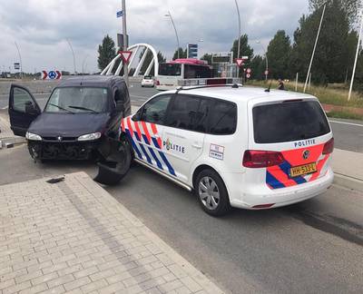 Dief rijdt tijdens achtervolging in op motoragent
