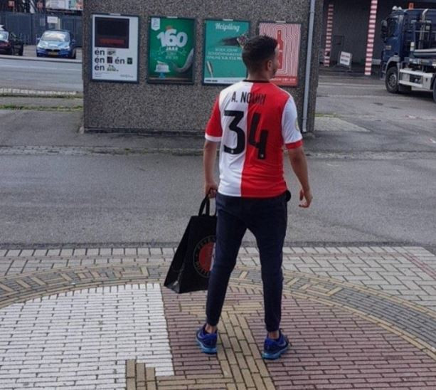 Dierentuin Manoeuvreren lezer Feyenoord-supporter zet Nouri achterop nieuw thuisshirt | Foto | AD.nl