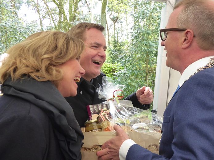 Herman Finkers en zijn vrouw Hetty met het bijzondere cadeau voor burgemeester Michael Sijbom: een soeppakket.