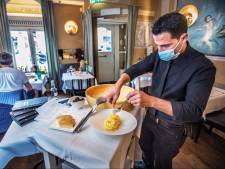 Wereldberoemd om de gedraaide pasta in een grote Parmezaanse kaas