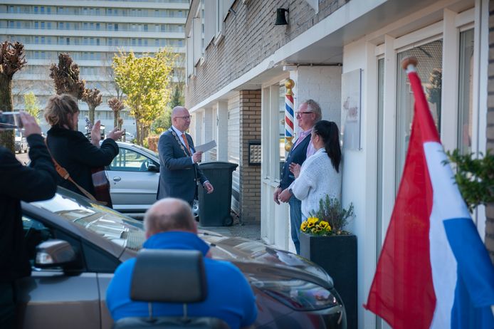 Huib Buurmanje krijgt aan zijn voordeur van burgemeester Jack Mikkers te horen dat hij later in de week een koninklijke onderscheiding ontvangt.