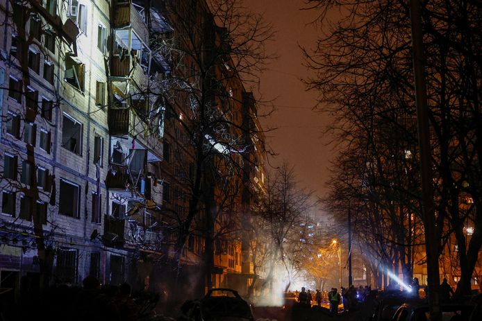 Hulpverleners aan het werk bij een beschadigd appartementsgebouw in Kiev.