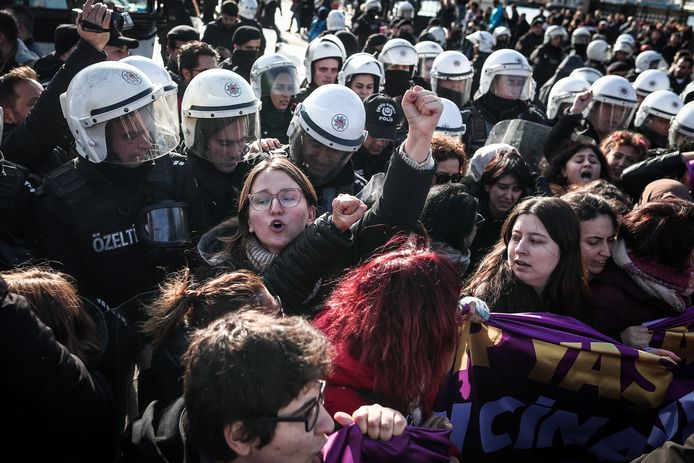 Turkse oproerpolitie rond demonstranten in Istanbul vandaag.