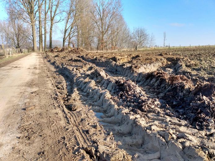 De Wypenstalstraat in Haaltert ligt er soms erg modderig bij.