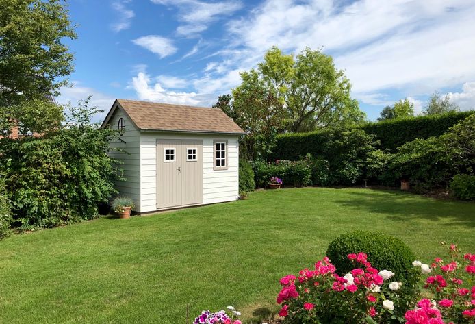 Heb je een vergunning nodig om een tuinhuis te plaatsen? Wat met water en elektriciteit? En hoe kan je het optimaal beveiligen?