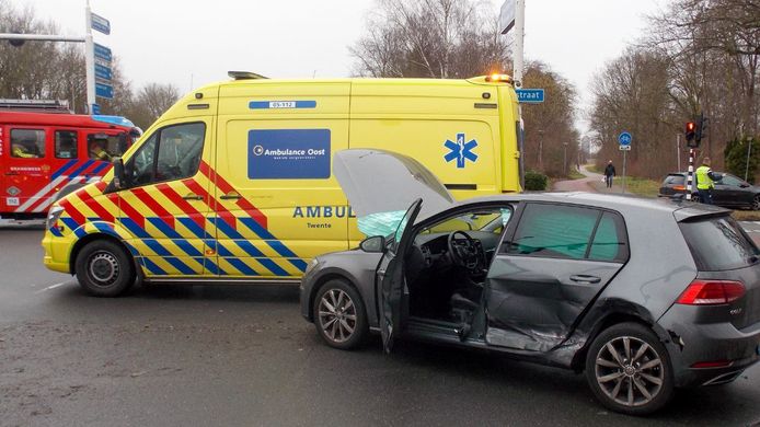 De vrouw moest door hulpdiensten uit de auto worden geholpen.