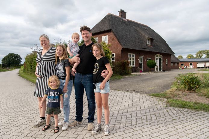 Remco en Diana van Amersfoort zijn een jaar geleden met hun vier kinderen vanuit Leidschendam naar Ambt Delden verhuisd.