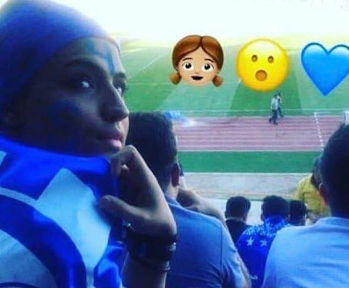 Sahar in de blauwe kleuren van haar favoriete voetbalclub.