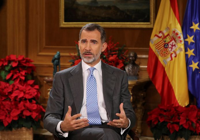 2017-12-24 00:00:00 epa06404888 A picture made available on 24 December 2017 shows Spain's King Felipe VI during his traditional Christmas message at La Zarzuela Palace, Madrid, Spain, on 23 December 2017.  EPA/BALLESTEROS
