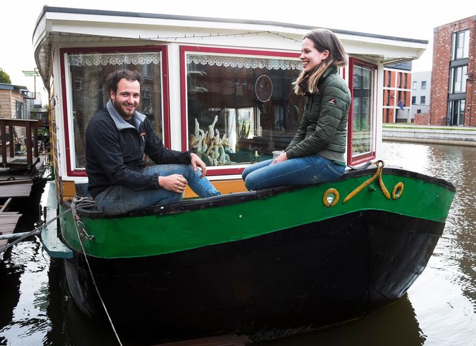 Lotfi Boudour en Tineke Haakma op hun woonark Gretha die zaterdag naar de werf moet voor onderhoud. De Vosbrug moet er daarom worden uitgetakeld