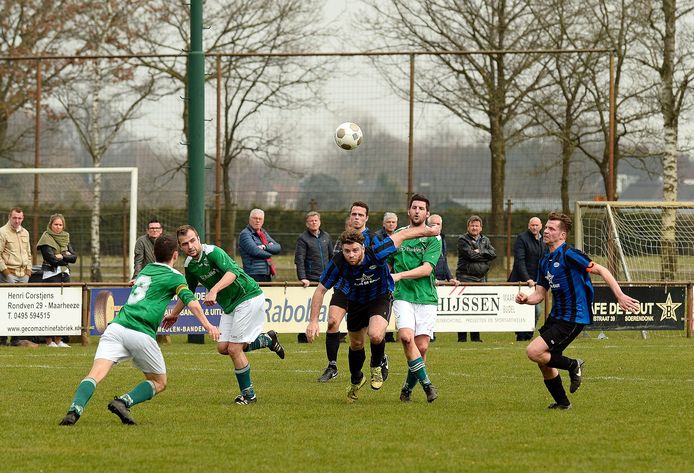 Bram Dekkers (tweede van rechts) in actie voor Vessem tegen FC Cranendonck.