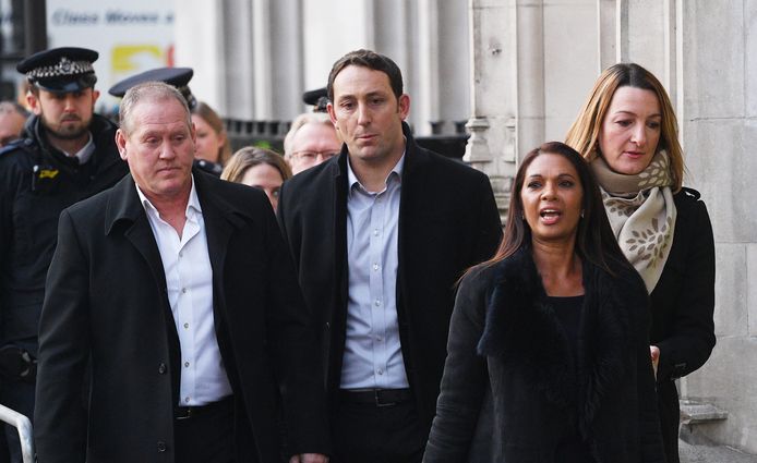 De klagers, onder leiding van vooral de zakenvrouw en filantroop Gina Miller (rechtsonderin), arriveren voor de uitspraak