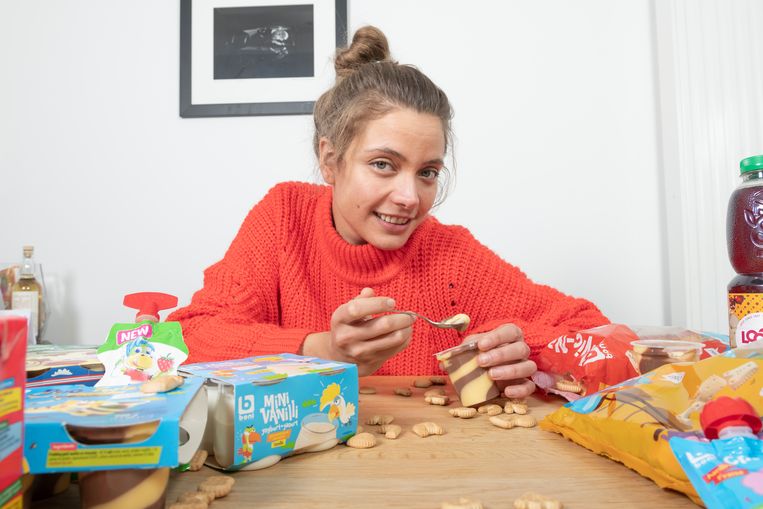 In één op de vier kinderproducten van zijn huismerk Boni verminderde Colruyt het suiker- en vetgehalte. Zo passen die tussendoortjes perfect in een evenwichtige voeding, beweert het warenhuis. “Maar het heeft weinig zin om op het suiker- en vetgehalte af te gaan als je niet op de porties let”, zegt Sanne Mouha. Met haar recept voor gezonde koekjes zit je alvast goed.