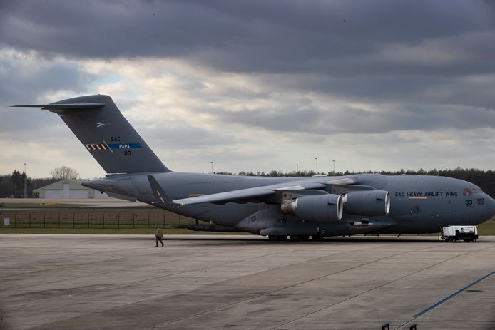 Vanaf vliegbasis Eindhoven wordt een c17 vrachtvliegtuig in gereedheid gebracht om hulpgoederen naar het aardbevingsgebied in Turkije te brengen.