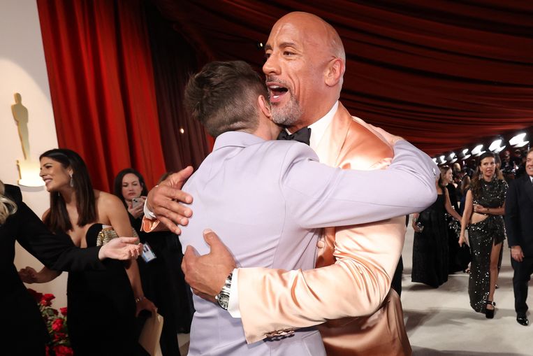 Acteur Dwayne Johnson groet een bekende. Beeld REUTERS