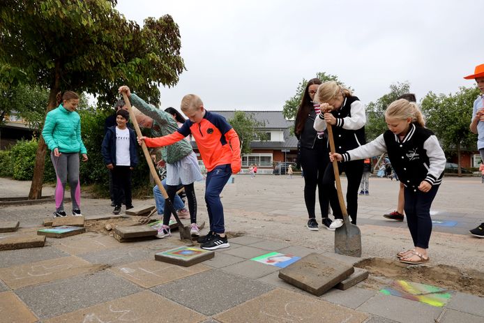Ook basisschoolleerlingen doen actief mee aan het tegelwippen, zoals op deze school. Dit is niet de school van de kinderen van de wethouder.