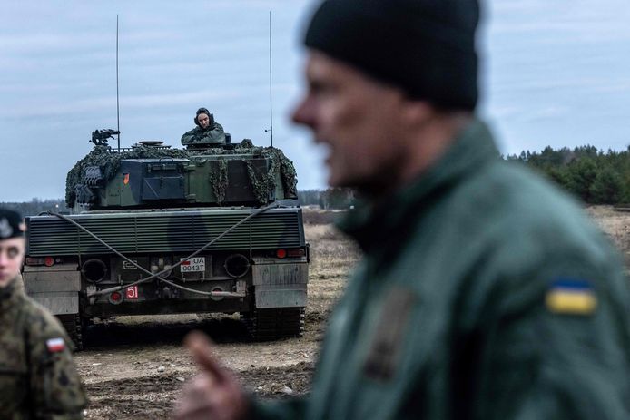 De Oekraïense majoor Vadym Khodak spreekt de pers toe na een ontmoeting met instructeurs die Oekraïense soldaten trainen op Leopard 2 A4-tanks, op de militaire basis van Swietoszow in West-Polen.