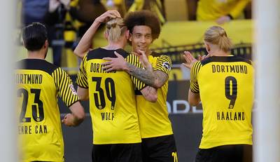 Dortmund, avec un but de Witsel, atomise Wolfsburg (6-1)