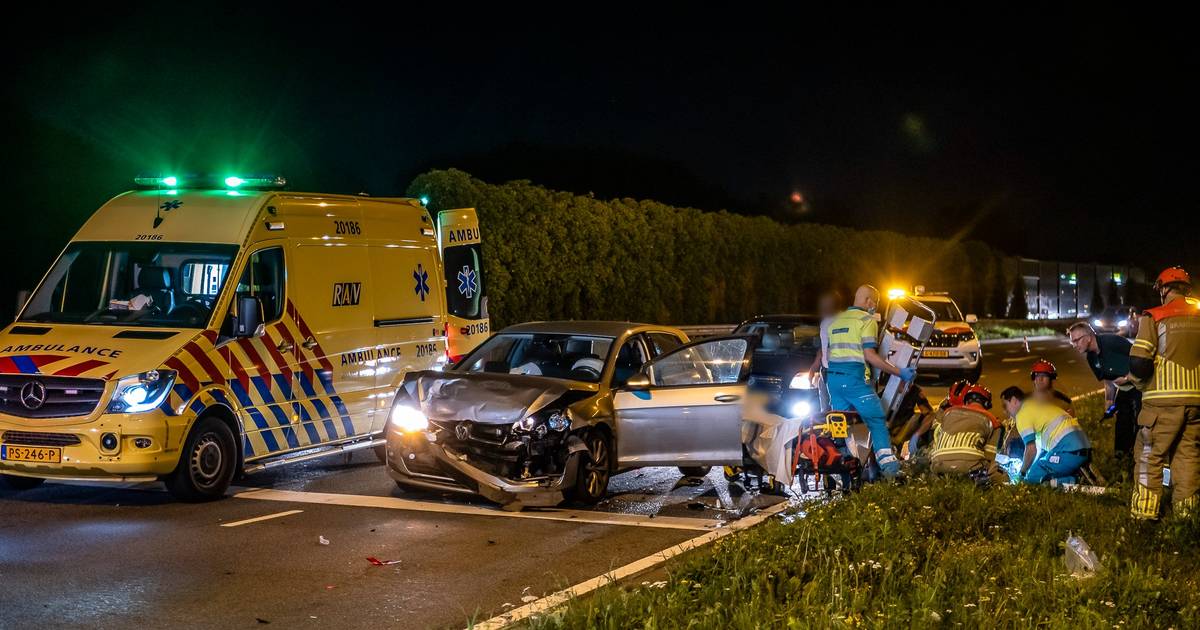 Vijf gewonden bij ongeluk Burgemeester Letschertweg in Tilburg, traumahelikopter landt. #Tilburg
