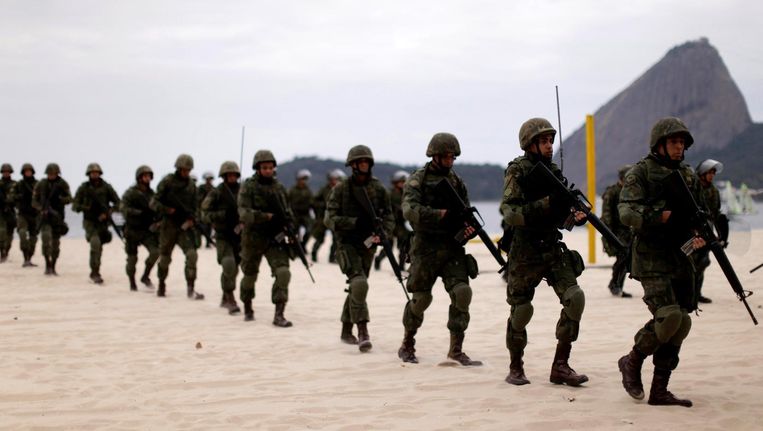 Braziliaanse soldaten doen een oefening op het strand bij Rio. Beeld reuters