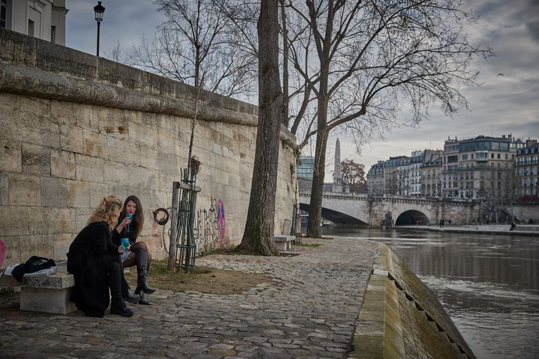 Parijzenaars drinken op het nieuwe jaar op de oever van de Seine op 1 januari 2021. Beeld Getty Images