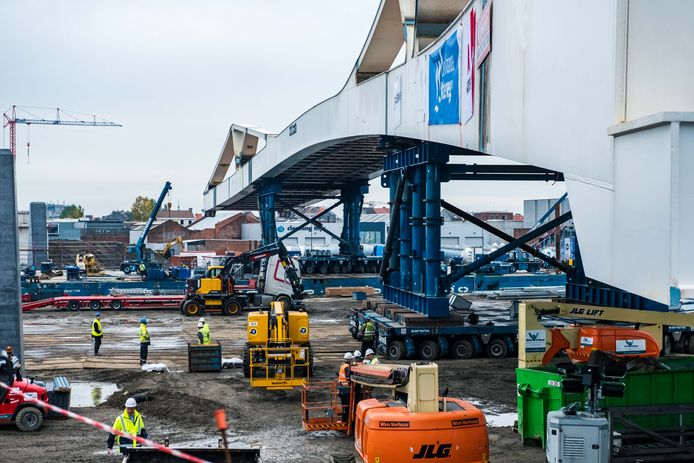 Het eerste deel van de gloednieuwe Gabriël Theunisbrug is zondag over het Albertkanaal geplaatst.